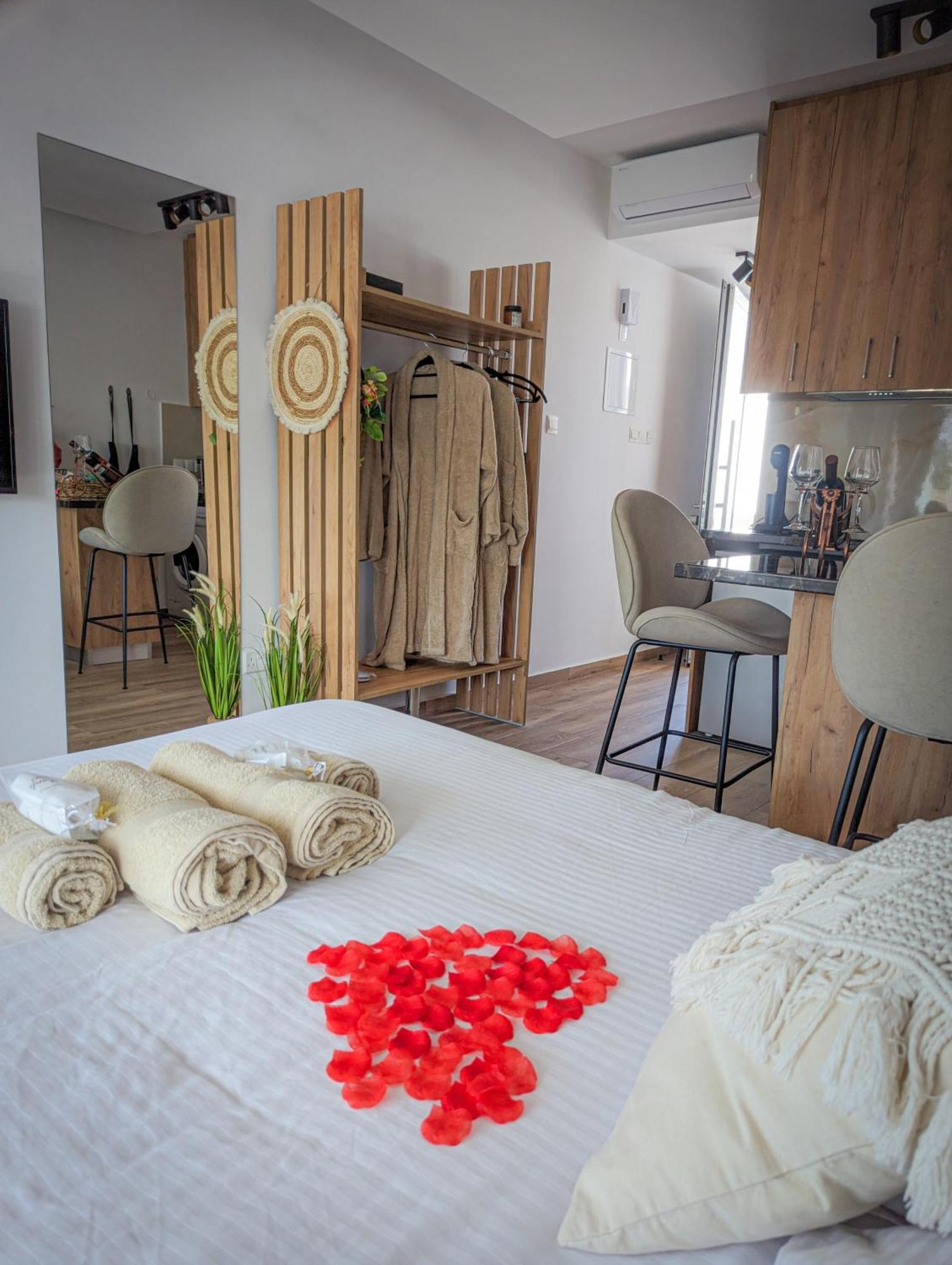 Bohemian Rhapsody Apartment Paphos Exterior photo